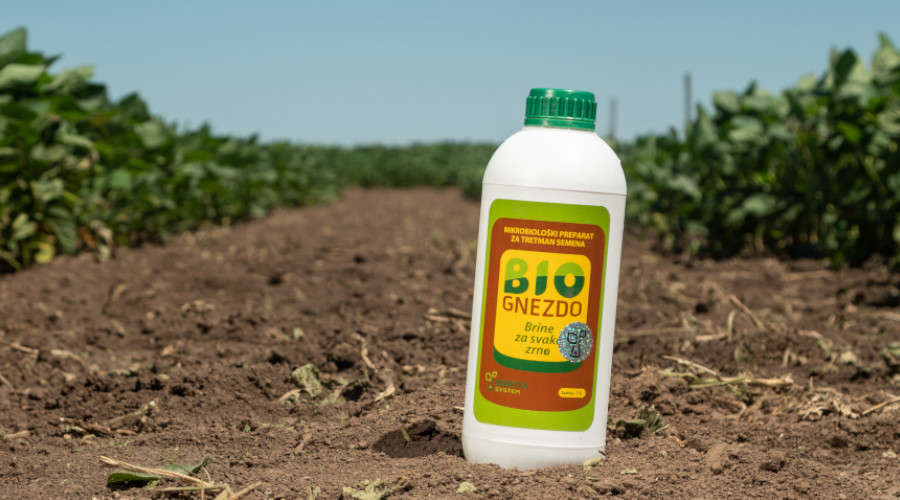 Mikrobiološki preparat ze tretiranje semena BioGnezdo u bočici u brazdi između redova useva