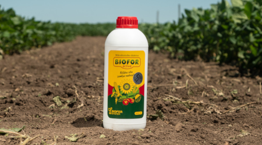 Pakovanje Biofo Active mikrobiološkog djubriva za prihranu biljaka na zemlji između redova useva