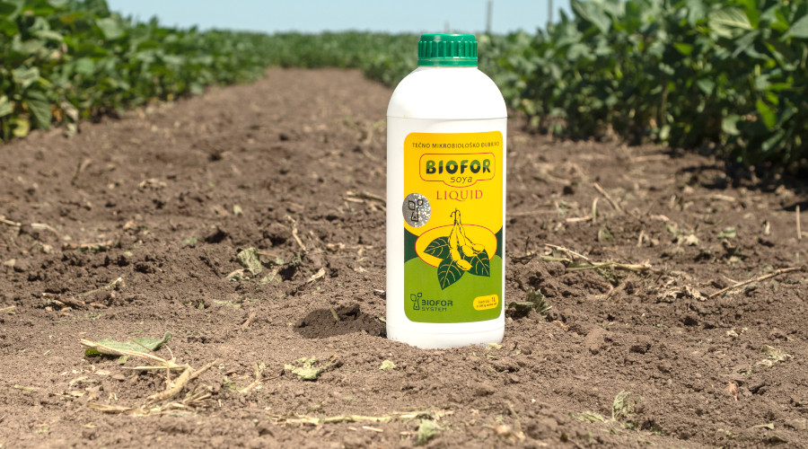 Bočica preprata za tretman soje Biofor Soya Liquid na zemlji među lejama sadnica
